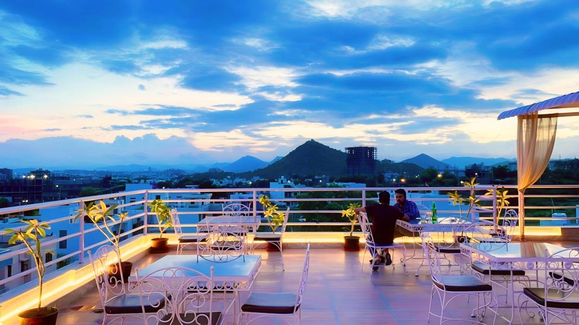 Hotel The Celebration By Amod Best Hotel & Rooftop ウダイプル エクステリア 写真