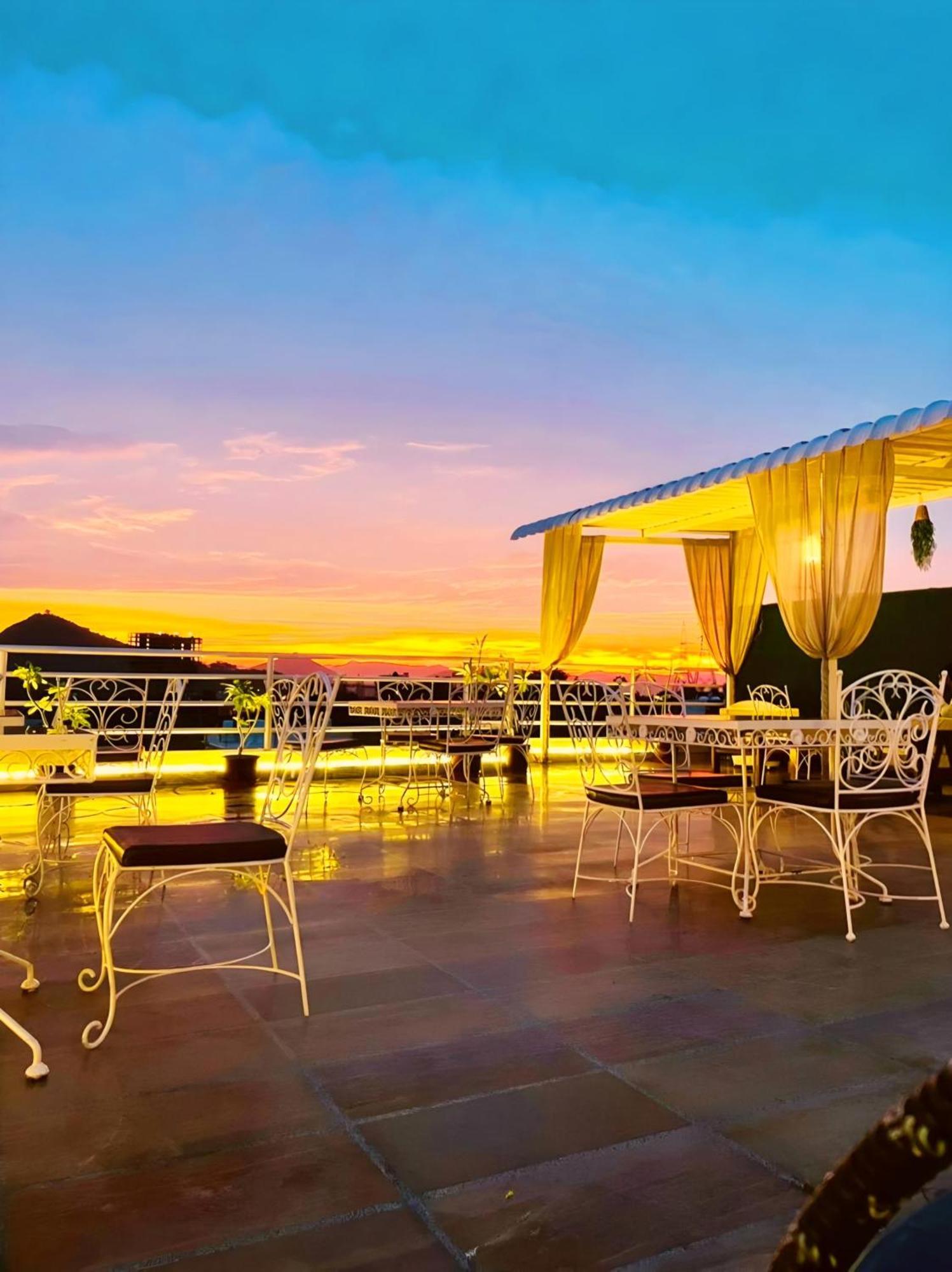 Hotel The Celebration By Amod Best Hotel & Rooftop ウダイプル エクステリア 写真